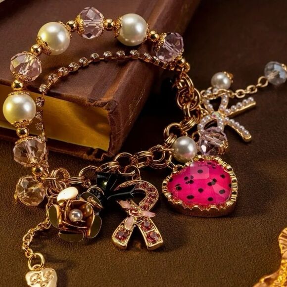 ♥️ Betsey Johnson stunning novelty charm bracelet ♥️ - Picture 5 of 7
